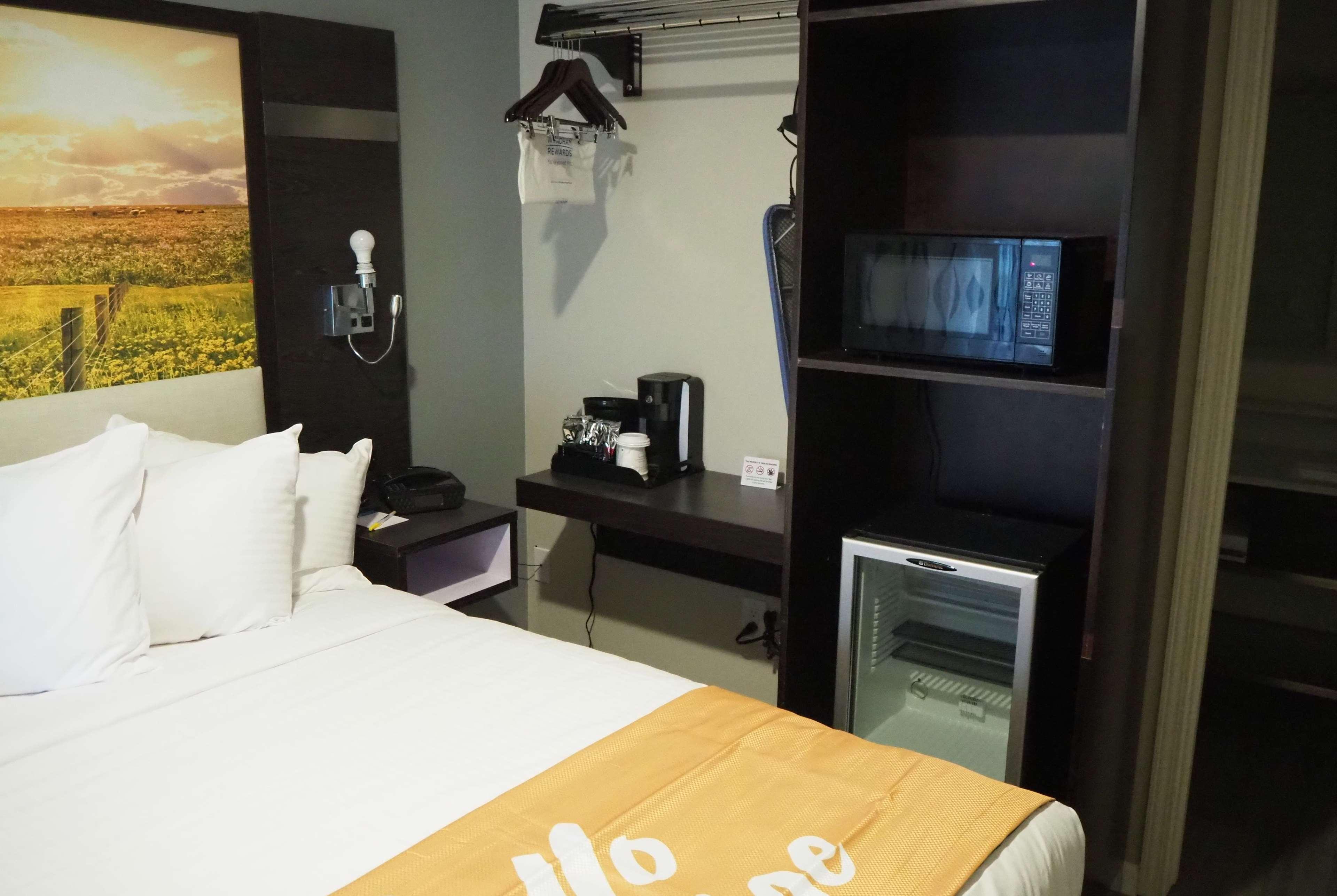 Days Inn By Wyndham Galt - Elk Grove South Exteriör bild