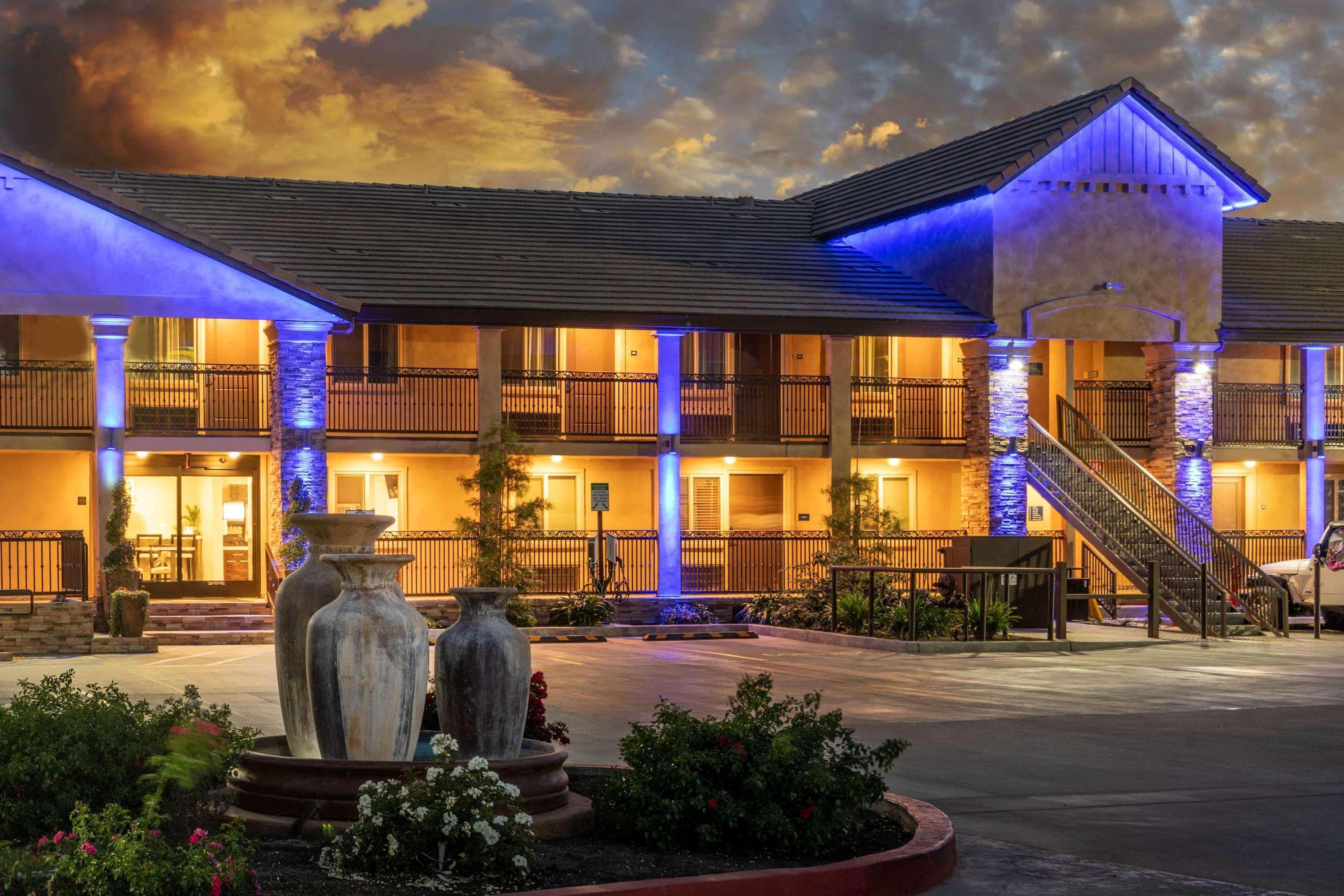 Days Inn By Wyndham Galt - Elk Grove South Exteriör bild