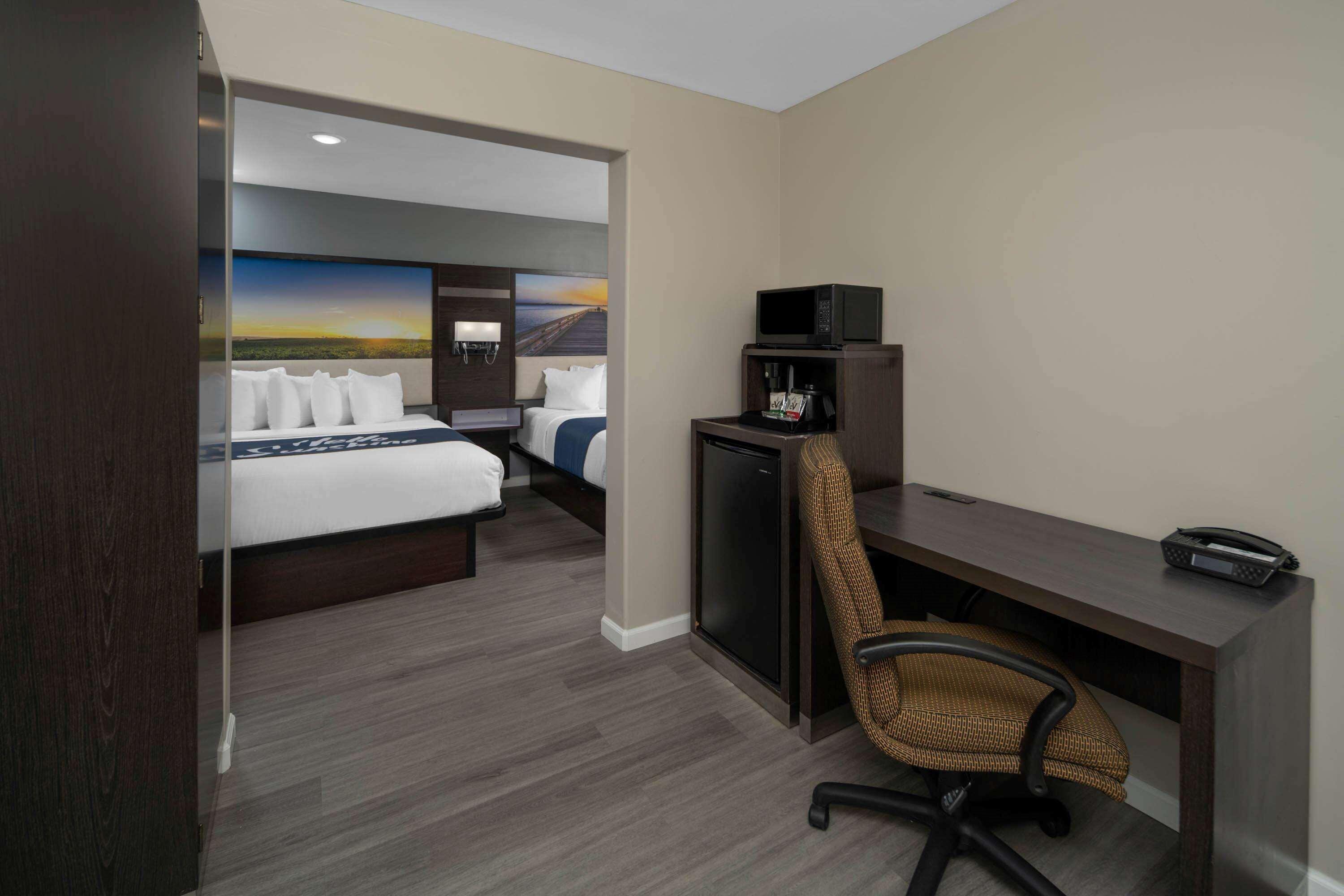 Days Inn By Wyndham Galt - Elk Grove South Exteriör bild